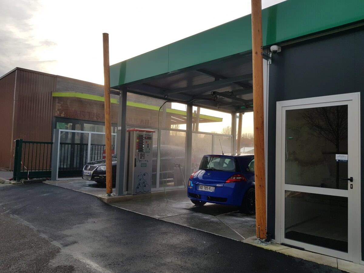 Piste de lavage et boutique accueil station - Expertise Lavage Auto