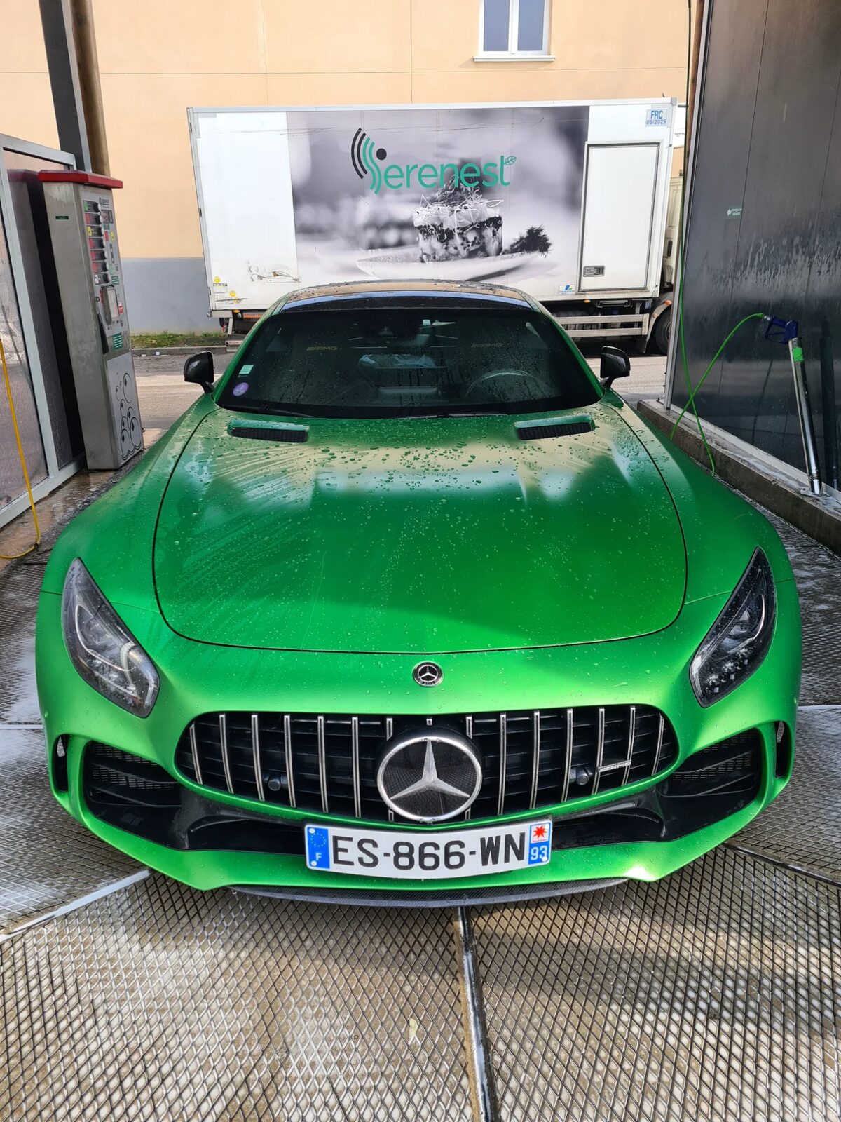 Mercedes AMG GT sur piste de lavage haute pression - Réalisation Expertise Lavage Auto