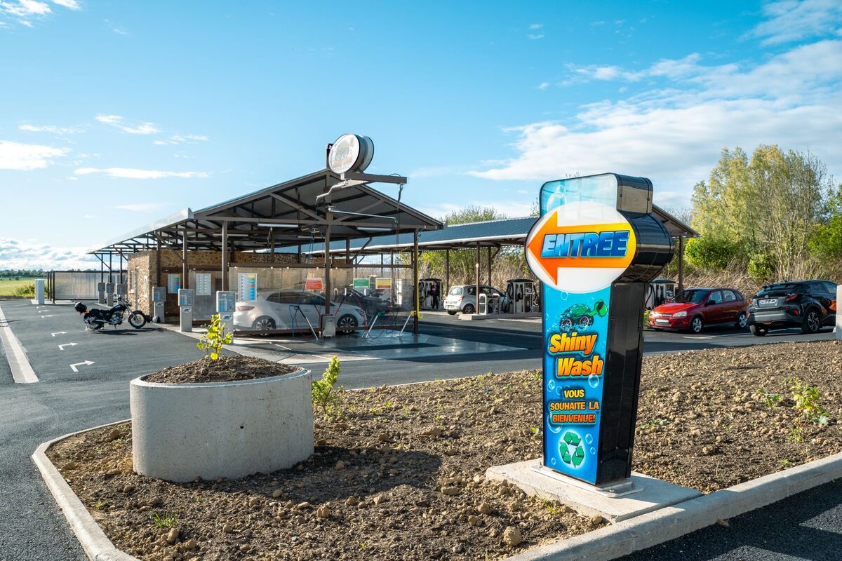 Entrée station de lavage moderne - Installation Expertise Lavage Auto